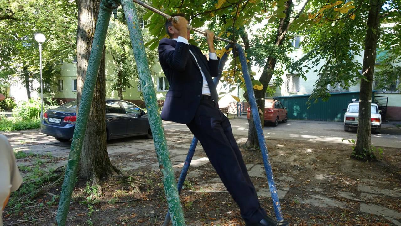 История с отказом главы Курчатова от 5 миллионов рублей на детскую площадку получила продолжение. Неделю назад Игорь Корпунков объяснил отказ от денег нарушением бюджетного кодекса. Последнее слово Александр Хинштейн, конечно же, оставил за собой.   «Я увидел репортаж, который глава Курчатова сделал и выложил у себя на странице в соцсети. Игорь Владимирович, вы таким образом демонстрировали нам ржавые площадки? Я посмотрел турник, на котором вы висите, честно сказать, мне было бы неудобно на вверенной мне территории такие фотографии делать. Я бы пошел и сначала покрасил турник как минимум, а потом на нем уже висел бы. Но опять же мы не настаиваем, если считаете, что курчатовцам не нужны дополнительные площадки... Вы - глава города, вы лучше знаете...», - не удержался от язвительного замечания Хинштейн и все же попросил выделить Курчатову деньги на детскую площадку.  Курская аномалия