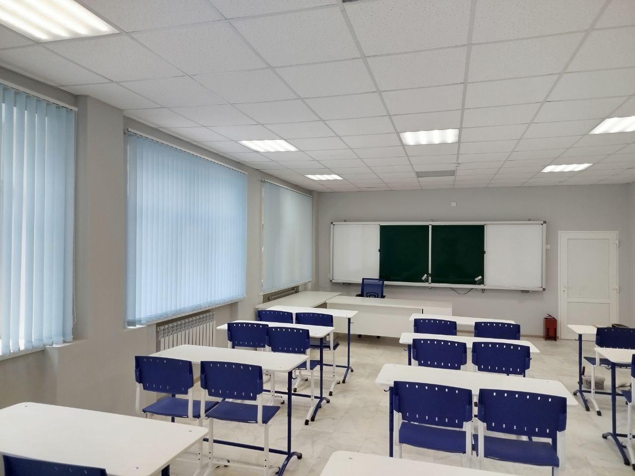 В трех классах школ Энергодара, Великой и Малой Белозерки полностью обновилось оборудование Новгородская ремонтно-восстановительная бригада завершила все работы по сборке мебели в отремонтированных классах в школах сёл Малая и Великая Белозерка и школе № 4 города Энергодар. Современные классы теперь укомплектованы новыми компьютерами, интерактивными досками, партами и стульями, стеллажами и шкафами. Кроме того, во всех классах появились профильные учебные пособия. Новые классы полноценно заработают с 1 сентября 2025 года. Читайте нас ВКонтакте, Одноклассники
