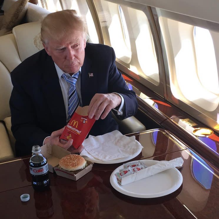 Трамп заявил, что хочет попробовать полчаса поработать в McDonald s  Кандидат в президенты США от Республиканской партии Дональд Трамп заявил, что хочет на следующей неделе попробовать поработать в сети ресторанов быстрого питания McDonald s.    «Я приду в McDonald s и попробую около получаса пожарить картошку фри. Хочу узнать, каково это», — заявляет политик.  Отмечается, что таким образом Трамп прокомментировал работу своего оппонента от демократов Камалы Харрис в McDonald s, когда та была ещё студенткой.  Политик также раскритиковал Харрис, которая утверждает, что в молодости работала в сети быстрого питания. Трамп убежден, что это неправда.  Осташко! Важное   подпишись   #важное