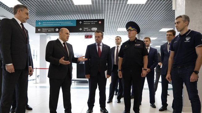 Стройплощадку погранперехода и ТЛТ «Каникурган» осмотрел председатель правительства РФ Михаил Мишустин вместе с главой Минвостокразвития Алексеем Чекунковым, руководителем Минтранса Андреем Никитиным, губернатором Приамурья Василием Орловым и начальником погрануправления ФСБ Евгением Трухановым.  Напомним, Кани-Курган является одним из ключевых погранпереходов на границе России с Китаем. Движение по мосту открыли в 2022 году, тогда в Хэйхэ отправились первые грузовые автомобили. Через погранпереход импортируют упаковку, автозапчасти, оборудование, стройматериалы, одежду, электроприборы. На экспорт идет соевое и облепиховое масло, зернобобовые культуры, пиломатериал, шпон, косметика. Открыты перевозки и для опасных грузов - гелий, сжиженные природный и углеводородный газы. Также с декабря прошлого года запущено регулярное международное пассажирское сообщение.  Таможенно-логистический терминал «Каникурган» в свою очередь работает с конца 2023-го. Полезная площадь склада временного хранения составляет более 22 тысяч "квадратов". Одновременно здесь могут располагаться не менее 600 крупнотоннажных ТС. Терминал 24 часа в сутки оказывает комплексные таможенные услуги для импортного и экспортного грузопотока круглый год.  Фото: правительство России    Перейти на сайт