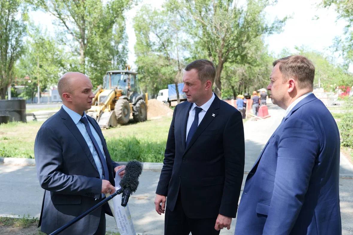Один из самых протяженных участков, где ведется замена коммуникаций в рамках масштабной программы ремонта сетей водоканала, находится на проспекте Строителей. Его длина – больше 1,5 километров. Трубы проходят от улицы Антонова до Тархова. Этот трубопровод 55 лет обеспечивает водой несколько тысяч жителей 6-го Квартала. Капитальный ремонт сетей на этом отрезке - стратегически важное решение. Только за последние несколько лет здесь произошло 36 аварий, с начала этого года было 4 массовых отключения. На данный момент завершена прокладка 450 метров новых коммуникаций. Работы ведутся на достаточно оживленном участке дороги. Обратил внимание подрядчика, что на время ремонта должна быть обеспечена полная безопасность для пешеходов и автомобилистов.