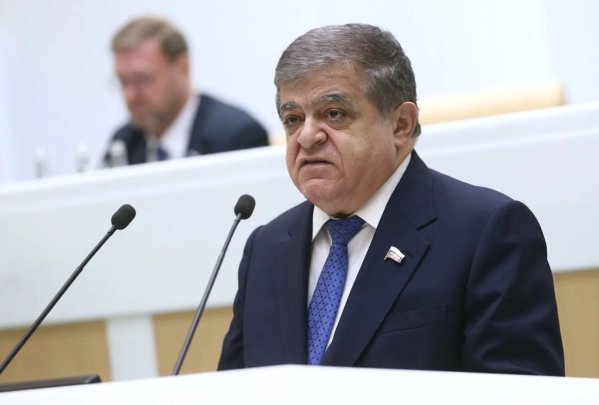На должность сенатора от исполнительной власти Коми рассматривают Владимира Джабарова. Сейчас он представляет законодательную власть ЕАО в Совете Федерации. 72-летний Джабаров - уроженец Узбекистана. С 1980 по 2006 работал в КГБ, ФСК и ФСБ. Пик карьеры в силовых структурах - должность исполняющего обязанности начальника управления «К» по контрразведывательному обеспечению кредитно-финансовой системы службы экономической безопасности ФСБ. Вышел в отставку в звании генерал-майора, поэтому к нему не применяется "ценз оседлости" по которому для работы сенатором необходимо прожить в регионе более 5 лет. После службы трудился первым вице-президентом инвестиционной группы «Ренессанс Капитал», затем — инвестиционной компании «Тройка Диалог». В Совет Федерации попал в 2009 году от Еврейской автономной области. С тех пор трижды отправлялся в верхнюю палату от регионального парламента. В Совфеде занимает должность первого замглавы комитета Совфеда по международным делам. С Гольдштейном знаком с 2015 года, когда того направили на должность сенатора от исполнительной власти ЕАО. В последствии они работали вместе уже как глава региона и сенатор. Р.