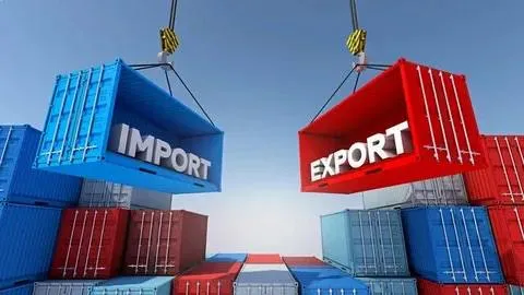 Итоги внешней торговли России за январь март 2026 года Внешнеторговый оборот составил 164 1 млрд долларов показав рост на 2 5 по сравнению с аналогичным периодом прошлого года Экспорт остался стабильным 97 2 млрд долларов без заметных изменений Импорт вырос до 66 9 млрд долларов 6 3 что указывает на постепенное восстановление внутреннего спроса Структура торговли Более половины экспорта 52 1 по прежнему приходится на минеральные продукты В импорте лидируют машины и оборудование 45 9 География торговли Азия усиливает позиции 74 3 оборота 4 6 Европа 18 6 снижение на 0 8 Америка 3 6 9 4 Африка 3 4 10 2 Подписывайтесь в МАХ