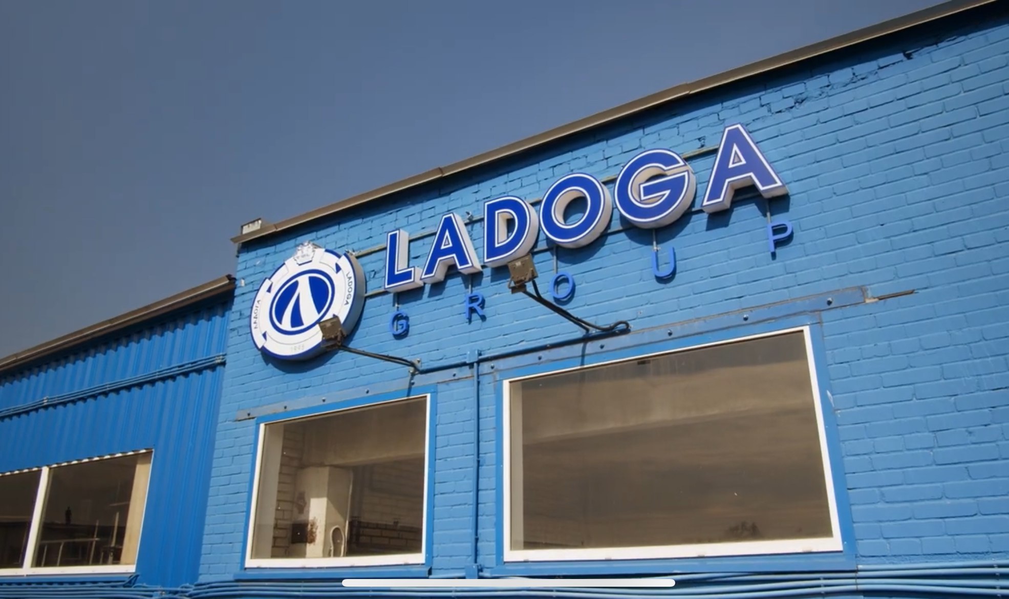 В Санкт Петербурге прошли обыски на складе производителя алкоголя Ladoga сообщила Фонтанка В пресс службе Ladoga уточнили что проверка проходила в отношении ее контрагентов правоохранители нашли продукцию Ladoga в заведении общепита без лицензии на продажу алкоголя Компания сотрудничает с проверяющими органами Все руководство компании находится на своих местах Проверка не оказывает влияния на производственные процессы и работу компании в целом все ключевые структуры работают в штатном режиме сообщила пресс служба Ladoga один из крупнейших российских производителей алкоголя Компания выпускает более 350 наименований напитков различной крепости выпускает водку под брендом Царская джин Barrister виски Carrygreen а также занимается импортом более 1800 SKU Фото скриншот ролика с YouTube канала Ladoga group Больше про торговлю и потребителей на канале Shopper s Подписывайтесь