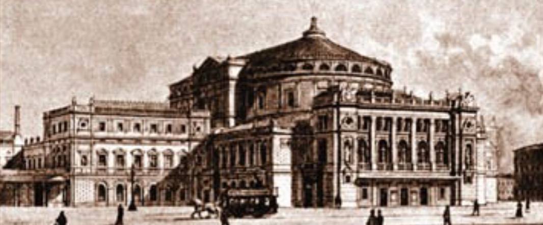 165 лет исторического показа спектакля 14 октября 1860 года оперой Михаила Глинки Жизнь за царя был открыт Мариинский театр Здание Мариинского театра было построено архитектором А К Кавосом в 1847 1848 годах и затем восстановлено после пожара в 1860 году Местом главного театра города выбрана Театральная площадь имя которой пошло от Большого Каменного театра В первые годы в нем шли попеременно драматические и оперные спектакли Мариинский театр назван в честь супруги Александра II императрицы Марии Александровны