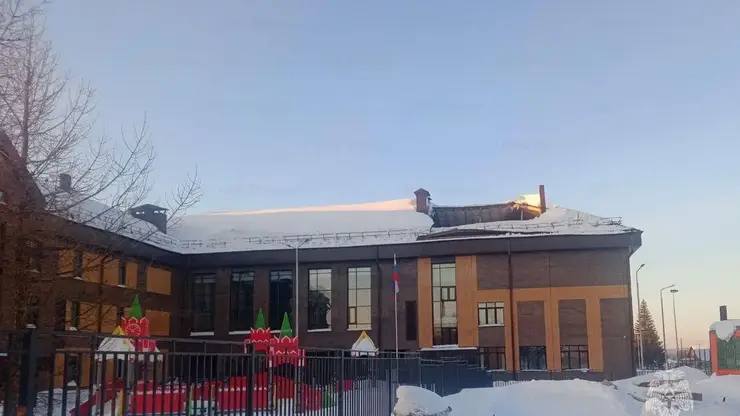 Повредили во время уборки снега У школы в Новосибирской области рухнула крыша По данным ГУ МЧС России по Новосибирской области сообщение об обрушении стропильной системы поступило в 09 20 В школе обучаются 130 детей занятия на сегодня отменены Глава Тогучинского района Сергей Пыхтин заявил что кровля была повреждена во время работ по уборке снега Фото МЧС Новосибирской области   Подписаться на sibnovosti ru предложить новость