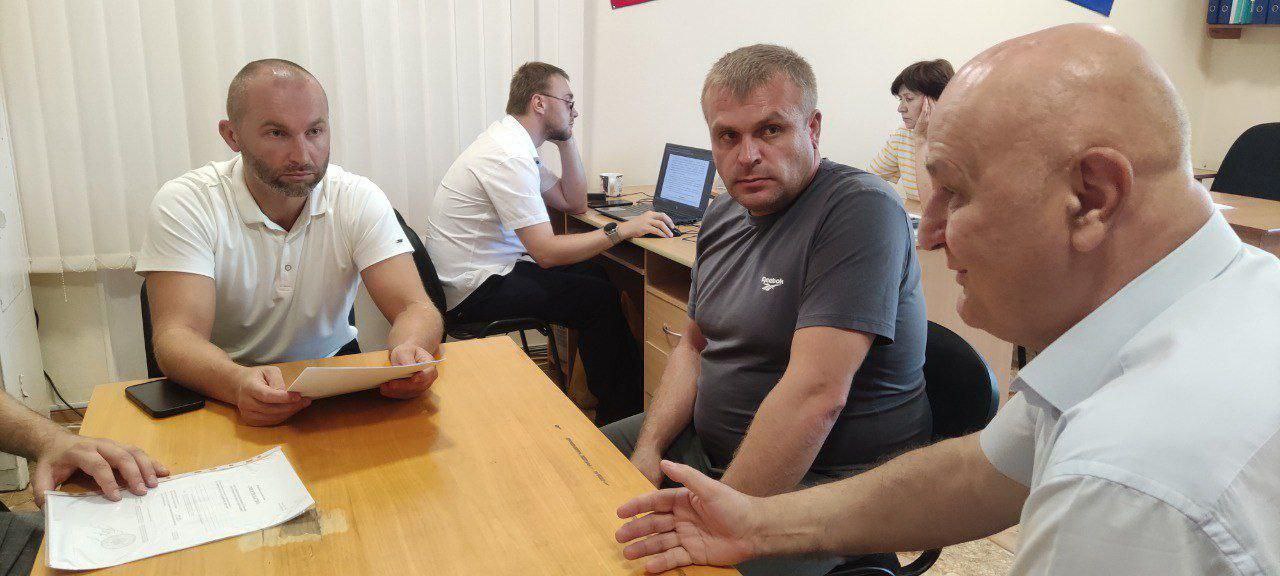 Инвесторы проявляют интерес к агропромышленному комплексу Каховского округа Основа экономики Херсонщины сельское хозяйство И у Каховского округа в этом секторе большой потенциал В администрации Каховского МО прошла встреча с фермером готовым вложить до полумиллиарда рублей в строительство четырех свинарников и четырех коровников На встрече присутствовали представители профильных отделов Разговор был деловым и конкретным Инвестор предложил рассмотреть поиск земельного участка для строительства животноводческого комплекса Мы изучаем несколько вариантов Дело пошло Каждый инвестор важен для нас Привлекать их в округ создавать портфель инвестпроектов это важная задача Не одним днем живем А развитие нашего муниципалитета невозможно без строительства современных агрокомплексов Без переработки сельхозпродукции отметил на этой встрече глава администрации Каховского округа Павел Филипчук Это новые рабочие места экологически чистые продукты Дополнительные налоговые поступления в бюджет округа и региона У нас действует свободная экономическая зона Это преимущество для вас Льготы по налогам низкие ставки по кредитам и многое другое также напомнил Павел Филипчук Приглядывайтесь изучайте вкладывайтесь будем работать вместе