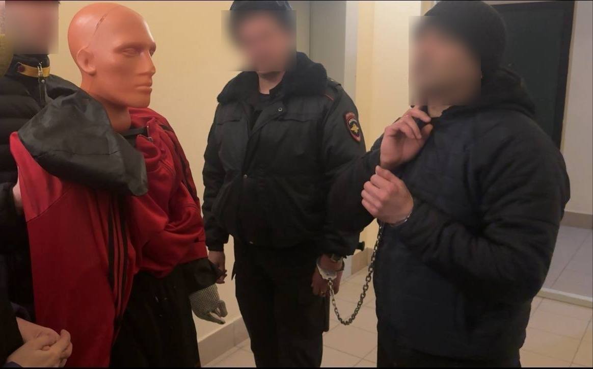 Мигрант убил семью ради 10к рублей в Новосибирске. По версии следствия, 39-летний гражданин Узбекистана и его сообщник заманили в квартиру знакомого мужчину, чтобы отобрать у него деньги. Когда жертва зашла в ловушку, изверги напали на него и избили до смерти. Пока пытались спрятать труп в ту же квартиру зашла жена погибшего, вместе с 8-летней дочкой. Такая же участь настигала и их. Преступление было совершено 11 лет назад. Один из подозреваемых был найден за границей и экстрадирован, сейчас он ждет суда. Второй находится в международном розыске. За убийство двух и более лиц мужчине грозит до 20 лет тюрьмы или пожизненное заключение. Дело направлено в Новосибирский областной суд.