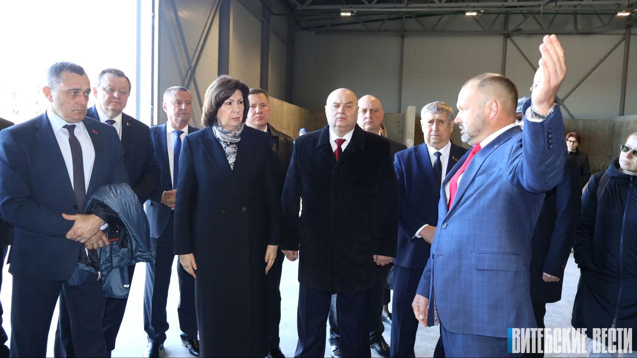 В Новополоцке на выездном заседании под руководством Натальи Кочановой обсудили вопросы эффективности работы ЖКХ Сегодня в Новополоцке состоялось выездное заседание Совета по взаимодействию органов местного самоуправления при Совете Республики Национального собрания Республики Беларусь под руководством председателя Совета Республики Натальи Кочановой Началась работа с посещения Новополоцкого регионального комплекса по обращению с ТКО Далее перешли к обсуждению главной темы принимаемые меры по улучшению жилищно коммунального обслуживания населения Вопросы жилищно коммунального хозяйства занимают приоритетное место в нашей деятельности Ведь по сфере ЖКХ люди судят о том как работает власть Если тепло чисто светло значит хорошо Нужно видеть слышать людей и исходя из этого принимать те решения которые будут давать результат подчеркнула Наталья Кочанова Подробнее на vitvesti by Сайт TikTok VK Instagram YouTube ОК Стикерпак ВВ Чат бот