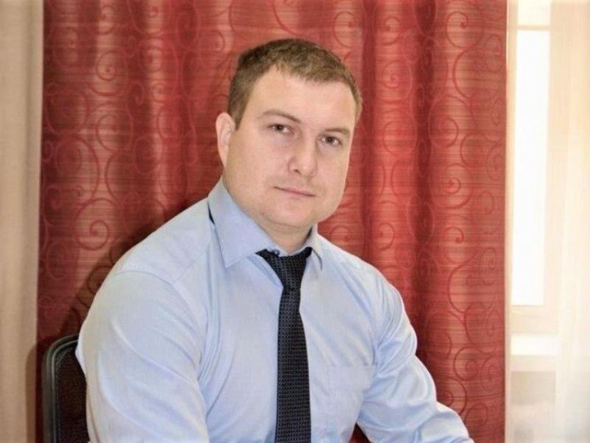 В администрацию Краснодарского края нагрянули с обысками силовики По данным Kub Mash, задержан бывший вице-губернатор Кубани Александр Нестеренко, которого накануне уволил глава региона за срыв сроков сдачи соцобъектов. Предварительно, претензии могут быть связаны с бывшим местом работы экс-чиновника в «Главном управлении строительства Краснодарского края». Предшественника Нестеренко Сергея Власова в 2024 году отправили в СИЗО из-за взятки в особо крупном размере. Официальной информации не поступало.