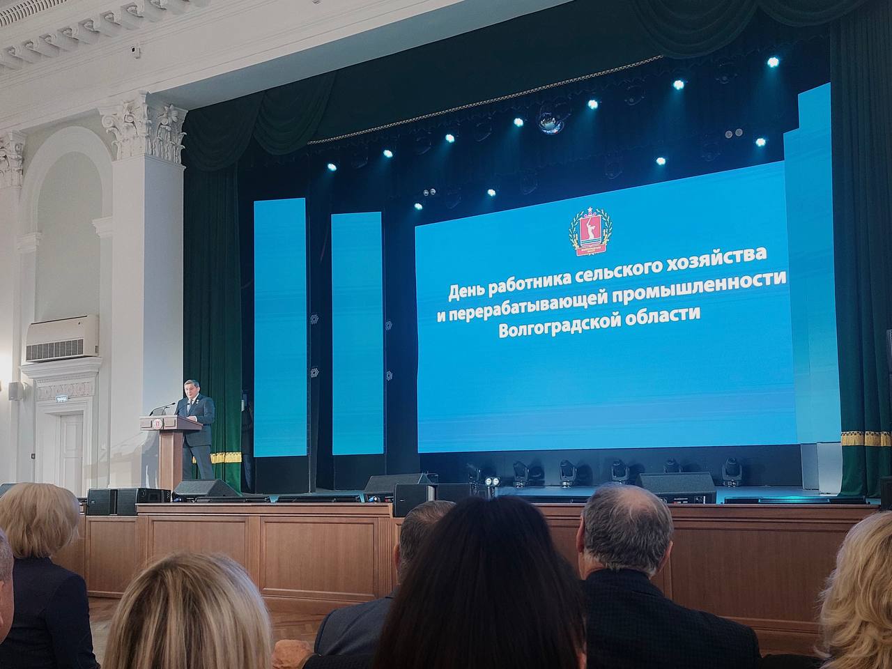 В Волгоградской области объем агропроизводства достигнет порядка 410 миллиардов рублей Согласно прогнозам объем валовой продукции сельского хозяйства будет на 6 выше чем в прошлом году 247 миллиардов рублей Об этом заявил Андрей Бочаров на встрече с аграриями региона В День работника сельского хозяйства и перерабатывающей промышленности мероприятие проходит на площадке ВолГАУ Это реальный вклад Волгоградской области в национальную продовольственную безопасность Поздравляю вас ваши трудовые коллективы всех работников областного АПК и всех кто нам помогает выполнять задачи поставленные президентом России сказал глава региона Подписаться Перейти на сайт MAX