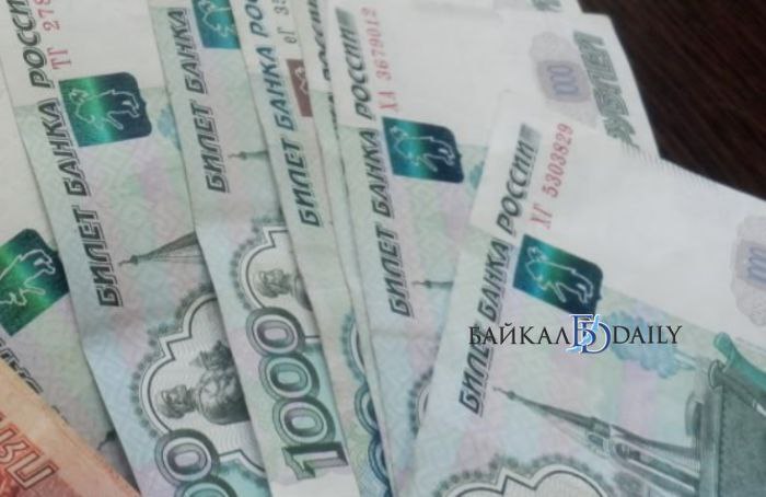 Жительница Бурятии потеряла свыше миллиона рублей на инвестициях В октябре знакомая женщины предложила вложиться в криптовалюту Она установила специальные приложения и начала операции Сперва она внесла 25 тысяч рублей Увидев на счету отражение этой суммы женщина поверила в легальность платформы Затем мошенники убедили её вкладывать всё больше и больше она взяла кредиты и заняла деньги у знакомых В итоге перечислила мошенникам более миллиона   Обман раскрылся в конце ноября когда злоумышленники потребовали оплатить дополнительную комиссию для вывода прибыли