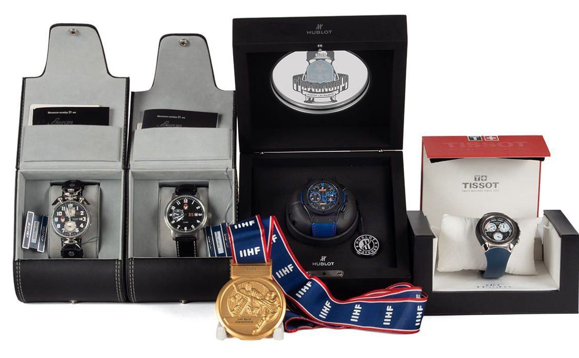 Аукцион который проводит Литфонд выставит на продажу золотую медаль Чемпионата мира 2009 года начальная ставка на которую составит 5 миллионов рублей Торги пройдут 6 ноября как сообщает пресс служба аукционного дома Кроме того среди лотов будут представлены часы Hublot подаренные победителям Кубка Гагарина 2015 года когда СКА впервые выиграл этот трофей Также на аукционе можно будет увидеть уникальные юбилейные предметы от хоккейного клуба ЦСКА