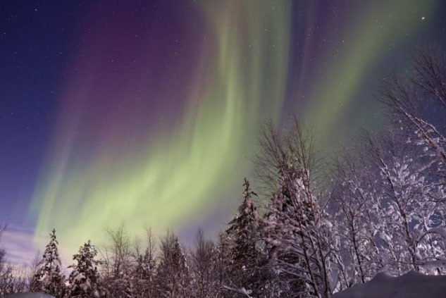 Самыми доступными направлениями из Москвы для наблюдения за северным сиянием в этом году стали Архангельск и Печора из Санкт Петербурга Карелия Об этом говорится в исследовании сервиса путешествий Туту текст есть у ТАСС Из столицы за северным сиянием выгоднее всего ехать в Архангельск и Печору Республика Коми на поезде такое путешествие на двоих обойдется в 30 и 31 тыс рублей соответственно Для петербуржцев приоритетная и самая близкая локация где можно увидеть северное сияние Республика Карелия Поездка в Петрозаводск на автобусе в обе стороны в этом сезоне обойдется в 14 тыс рублей и чуть дороже на поезде в 17 тыс рублей рассказали эксперты Согласно исследованию для жителей Сочи минимальные расходы в 2025 2026 годах составляют 39 тыс рублей за путешествие в Архангельск на самолете При этом цена на такую поездку упала на треть 28 6 с 2024 года Для путешественников из Калининграда самым доступным вариантом для наблюдения северного сияния стал Петрозаводск путешествие на самолете обходится в среднем в 48 тыс рублей Жителям Владивостока выгоднее всего ехать в сибирский Красноярск для них такое путешествие обойдется в среднем в 62 тыс рублей Жителям Уфы и Казани тоже выгоднее ехать в Сибирь но путешествие стоит дешевле 48 тыс рублей на поезде Жителям Екатеринбурга и Новосибирска также лучше выбрать Красноярск в среднем поездка обойдется в 40 тыс рублей и 24 тыс рублей соответственно В ходе исследования были проанализированы данные за активный период для наблюдения северного сияния с октября по апрель по 13 самым популярным локациям Это Архангельск Мурманск Красноярск Якутск Петрозаводск Салехард Анадырь Печора Воркута Инта Кемь Беломорск Костомукша Все цены указаны за билеты туда обратно и две ночи в отеле на двоих