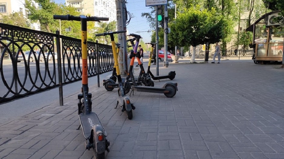 В центре Ростова намерены запретить прокат электросамокатов  В Ростове-на-Дону намерены ограничить использование электросамокатов и других средств индивидуальной мобильности  СИМ  в центральной части города. Об этом сообщили «Ведомости Юг» со ссылкой на информацию от городского департамента транспорта.    В ходе встречи представителей власти с операторами кикшеринга, как отметили в ведомстве, обсуждались возможные меры по ограничению использования СИМ в центре города. Также рассматривались вопросы о введении зональных ограничений скорости в парках, скверах, на территории образовательных и медицинских учреждений и запрета парковки СИМ вне специально отведённых мест на основе альтернативных технологий без использования данных мобильной связи и навигации.    По информации дептранса, следующее совещание запланировано на август.  Электросамокаты необходимо запретить во всем городе?    - да   - нет   - мне все равно   Подписаться на "Новости Ростова"    Прислать новость