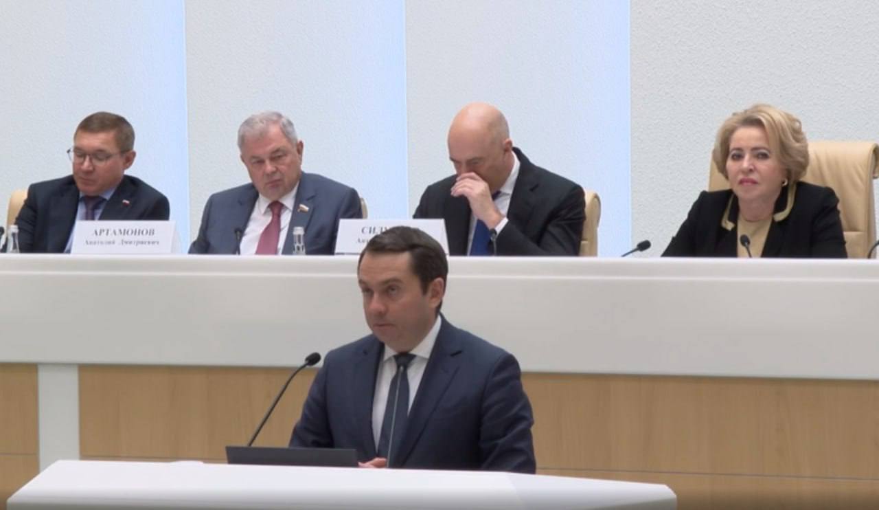 Регинфо51 Мурманск Андрей Чибис бьется за деньги северян в Москве На бюджетных слушаниях Совета Федерации Андрей Чибис встретился с Валентиной Матвиенко и заручился поддержкой министра финансов в части компенсации расходов бюджета Мурманской области Так губернатор договорился Антоном Силуановым о том чтобы компенсация расходов на значительно подорожавший мазут проводилась до а не после закупок Кроме того он заручился поддержкой председателя СовФеда и министра финансов в вопросе повышения МРОТ с 1 января 2026 года Дело в том что северная минималка в 2 3 раза выше чем по России С нового года ее повышают на 20 до 27 тысячи рублей а в Мурманской области она составит 62 тысячи рублей Эта разница целиком ложится на региональный бюджет который и без того переживает непростые времена из за подробнее на канале Регинфо51 Мурманск