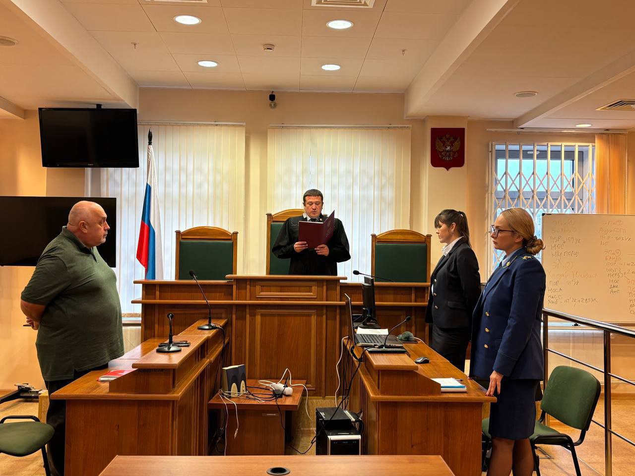 Срок за насилие над детьми Верховный суд Удмуртии вынес приговор 55 летнему жителю Ижевска которого обвиняли в совершении особо тяжкого преступления против половой неприкосновенности двух несовершеннолетних девочек Установлено что ровно год назад 28 октября 2024 года страдающий психическим заболеванием мужчина напал на двух девочек недалеко от своего дома в Ленинском районе Удерживая их руками и не давая вырваться злодей прикасался к интимным местам потерпевших через верхнюю одежду В судебном заседании подсудимый вину в совершении преступления не признал просил его оправдать Об этом сообщает Объединенная пресс служба судов региона С учетом данных личности обвиняемого тяжести совершенного преступления и смягчающих обстоятельств суд приговорил его к 15 годам колонии строгого режима Также мужчине назначено принудительное наблюдение и лечение у врача психиатра Фото Объединенная пресс служба судейского сообщества Удмуртии izhlife ru Ижевск Удмуртия