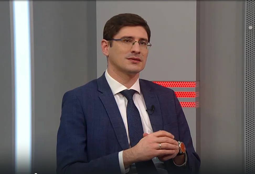 САНОСЯН ПОКИДАЕТ ПОСТ ЗАМГУБЕРНАТОРА Андрей Саносян покидает пост заместителя губернатора Нижегородской области с 19 февраля Он переходит на руководящую должность в холдинг объединяющий предприятия химической промышленности Курировать работу заместителей председателя правительства Екатерины Солнцевой и Дмитрия Старостина а также министерств и ведомств которые входят в блок Андрея Саносяна будет заместитель губернатора Нижегородской области Егор Поляков Как отметил Глеб Никитин Андрей Саносян остается в региональной команде в качестве советника губернатора и продолжит участвовать в реализации важных проектов в новом статусе Напомню что Андрей Саносян начал работу в Нижегородской области в 2019 году в должности руководителя Нижегородского НОЦ В 2020 году перешел на работу в правительство на должность заместителя губернатора где приступил к координации работы министерства промышленности торговли и предпринимательства региона министерства сельского хозяйства и продовольственных ресурсов Корпорации развития комитета ветеринарии Нижегородской области Нижегородского НОЦ и других структур