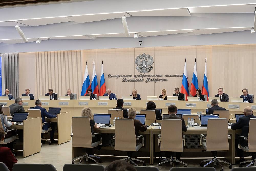 214 е заседание ЦИК России 10 декабря 2025 года прошло заседание ЦИК России повестка была насыщенной Утвердили бюджет на 2026 2028 годы деньги пойдут на выборы в Государственную Думу и развитие ГАС Выборы 2 0 Обновили список слов для учёта эфирного времени партий добавили их новые названия Подвели итоги конкурса для библиотекарей и запланировали помощь финалистам её окажут вместе с Российским фондом свободных выборов Также утвердили план обучения организаторов выборов на 2026 год внесли правки в план на 2025 й и обсудили поощрение активных участников избирательного процесса Работа по совершенствованию системы выборов продолжается ВКонтакте ДЗЕН Одноклассники
