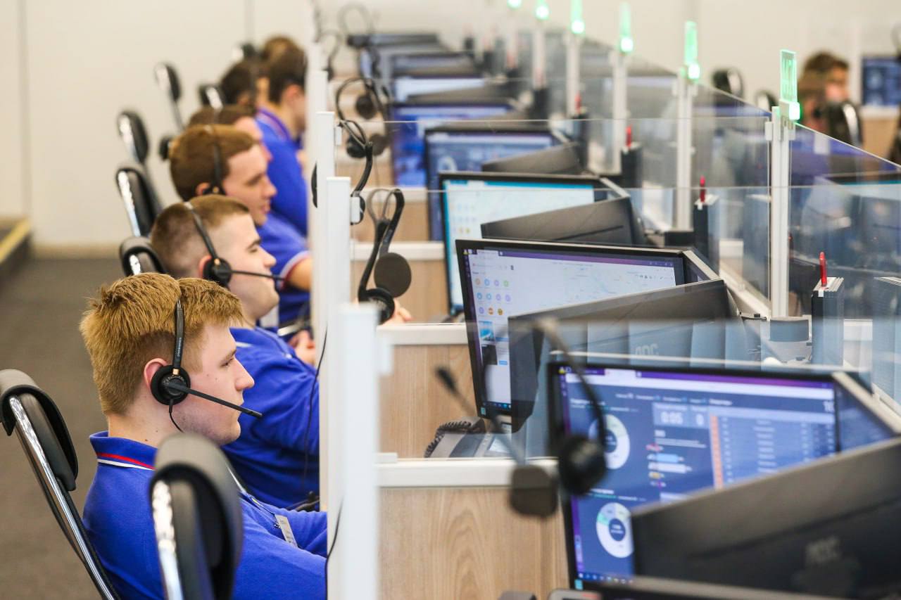 Более 7 5 млн вызовов приняла столичная Система 112 в 2025 году В настоящее время Система 112 является одной из самых эффективных городских структур ее слаженная работа очень важна для полноценного функционирования столицы Она востребована жителями только в прошлом году операторы приняли свыше 7 5 млн вызовов из них почти половина 3 4 млн потребовали оповещения экстренных служб остальные звонки носили справочно консультационный характер рассказал заместитель Мэра Москвы Петр Бирюков Обратиться за помощью можно не только позвонив на номер 112 но и отправив на него смс сообщение что удобно для людей с нарушениями слуха и речи Каждый день на дежурство выходят до 125 специалистов Процесс приема и обработки поступающих сообщений полностью автоматизирован Система 112 работает по принципу одного окна к ней подключены все оперативные службы города Диспетчеры менее чем за 1 5 минуты выясняют суть обращения проводят консультацию при необходимости направляют на место городские и экстренные службы Столичная Система 112 осуществляет информационное взаимодействие с более чем 200 экстренными и аварийными службами Москвы аналогичными системами Московской и Калужской областей К ней подключены все операторы связи их абоненты могут звонить на номер 112 с мобильных телефонов напрямую без прослушивания голосового автоответчика и отправлять смс сообщения Операторы обрабатывают сигналы от системы ЭРА ГЛОНАСС техническое решение позволяет им разговаривать с людьми находящимися в салоне автомобиля Ранее о развитии инфраструктуры пожарной безопасности столицы рассказал Мэр Москвы Сергей Собянин