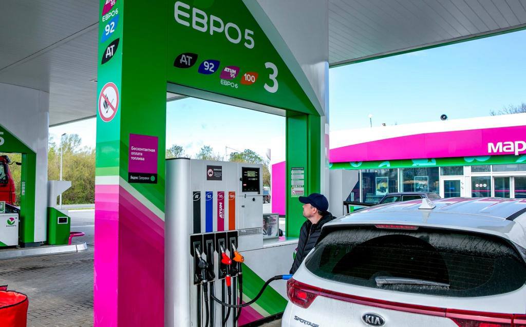 Бензин на заправках Башнефти подорожал на 30 копеек На заправках компании Башнефть Розница выросла стоимость бензина Все марки бензина подорожали на 30 коп стоимость зимнего дизельного топлива не изменилась АИ 92 теперь стоит 60 25 руб за литр АИ 92 ATUM 61 6 руб АИ 95 подорожал до 64 25 руб АИ 95 ATUM до 65 5 руб Стоимость АИ 100 выросла до 86 35 руб Дизтопливо по прежнему стоит 74 6 руб Это второе повышение цен на заправках компании в 2026 году Первый раз ценники меняли 1 января Тогда выросла стоимость всех видов топлива Заметнее всего подорожал АИ 100 сразу на 1 4 руб РБК Уфа в Telegram РБК Уфа в MAX