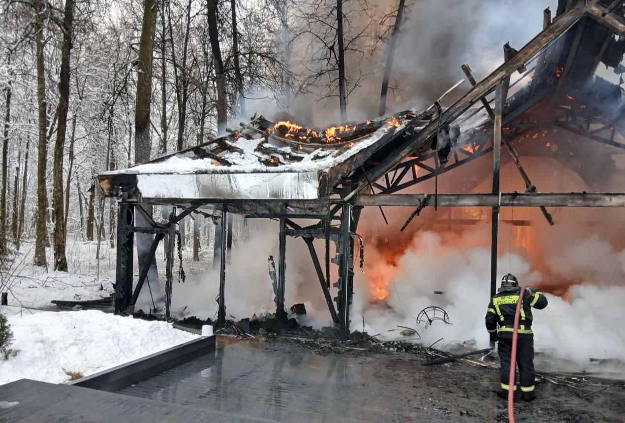 В Красногорске в деревне Марьино полностью сгорел банкетный зал Лес Ивент Хаус Площадь пожара составила 360 кв м с огнём боролись три расчёта Пострадавших нет mosreg поток
