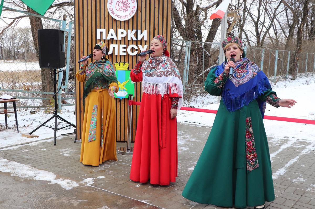 В Сокольском округе торжественно открыли «Парк в лесу»  В парке установлена красивая входная группа, беседки, скамейки, урны, раздевалки, парковка, проведено освещение. Для занятия спортом жителей и гостей города открыта трасса протяженностью более двух километров, в летнее время ее можно использовать как тропу здоровья, для бега или спортивной ходьбы, а зимой - как лыжню.   Проект «Парки в лесу» реализован по инициативе губернатора области Георгия Филимонова и направлен на развитие рекреационных зон отдыха граждан и повышение туристического потенциала Вологодчины.