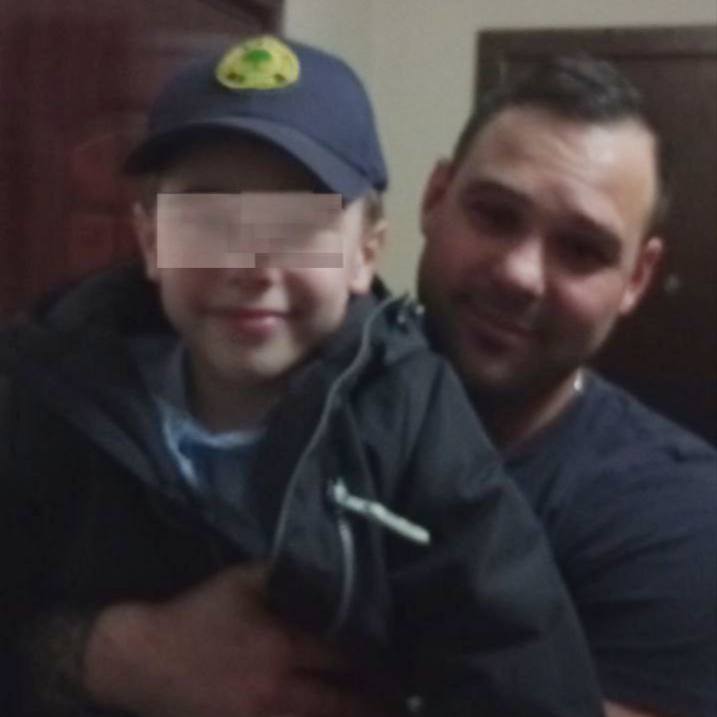 Четыре пальца девятилетнего мальчика застряли в замочной скважине Из за отёка родители не смогли освободить руку и обратились за помощью к специалистам Они разрезали дверь болгаркой мальчик отделался испугом Подписаться Написать нам