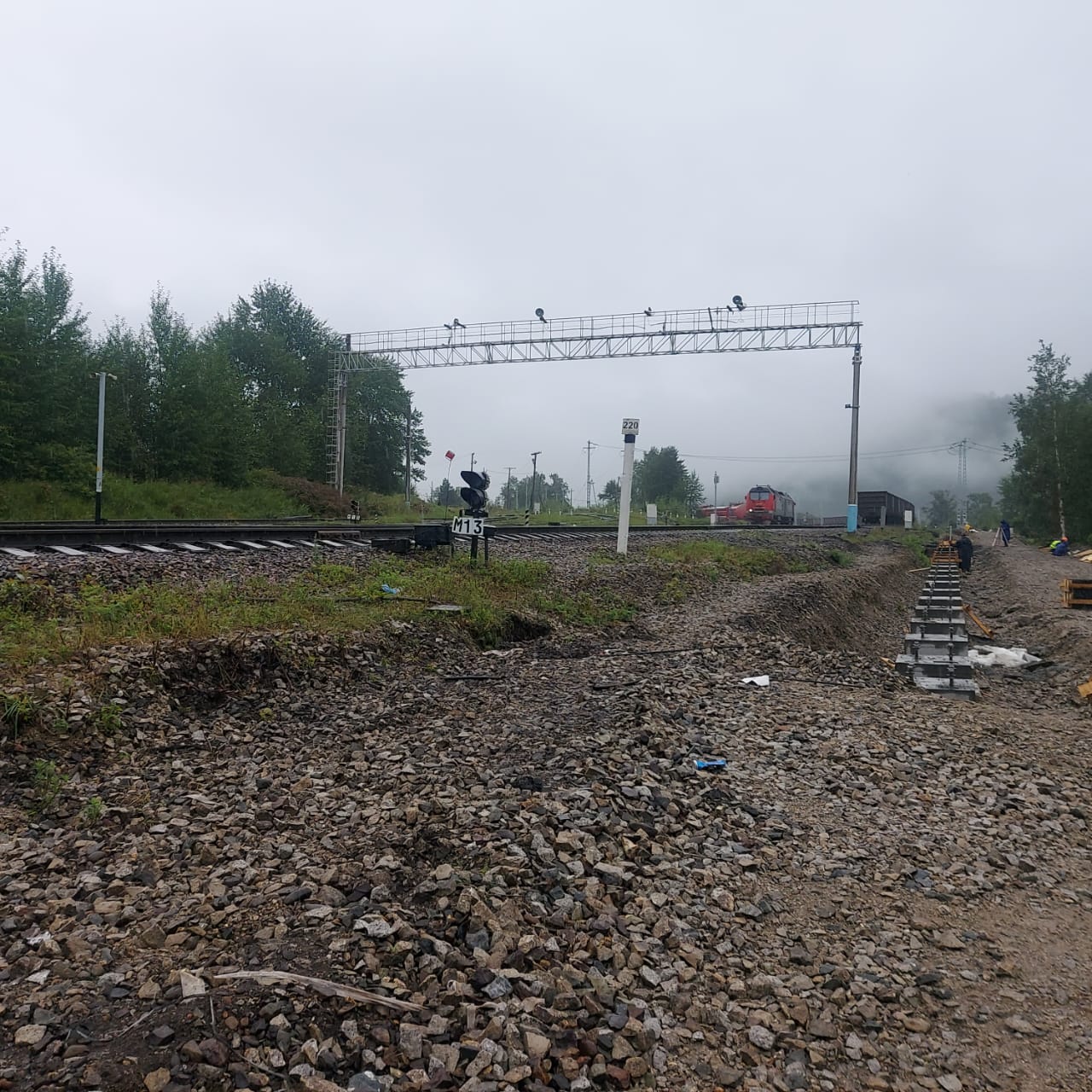 В Ванино направлено в суд уголовное дело о краже имущества с железнодорожного предприятия   В дежурную часть Ванинского ЛО МВД России на транспорте обратился представитель ОАО «РЖД» сообщивший, что неизвестный похитил с территории организации сигнально-блокировочный кабель, проложенный вдоль железнодорожных путей станции Высокогорная.   В ходе оперативно-розыскных мероприятий был задержан ранее не судимый местный житель. Обвиняемый пояснил сотрудникам Ванинского ЛО МВД России на транспорте, что заранее осмотрел местность, пробрался на территорию организации и реализовал свой преступный умысел используя топор. Добытый кабель длиной около метра он порубил на части, загрузил в детскую коляску и затем сдал в пункт приема металлолома.   В настоящее время уголовное дело, возбужденное по ч. 1 ст. 158 УК РФ с утвержденным транспортным прокурором обвинительным заключением направлено в суд.   Дальневосточная полиция - подписаться