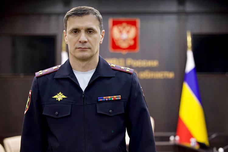 Полковник полиции Идрис Вагапов возглавил наркоконтроль Ростовской области В Главном управлении МВД России по Ростовской области состоялась кадровая ротация Начальник регионального главка генерал лейтенант полиции Александр Речицкий представил личному составу нового начальника Управления по контролю за оборотом наркотиков Им стал полковник полиции Идрис Вагапов Представляя нового руководителя Александр Речицкий отметил его многолетний опыт службы в органах внутренних дел Идрис Вагапов начал карьеру в 2001 году оперуполномоченным уголовного розыска в Ростове на Дону В дальнейшем он занимал руководящие должности в подразделениях криминальной милиции и транспортной полиции Северо Кавказского федерального округа Этот опыт по словам главы донского главка станет основой для эффективной борьбы с наркоугрозой в регионе Полковник полиции Идрис Вагапов является выпускником Кабардино Балкарского государственного университета по специальности Юриспруденция За время службы он был награждён ведомственными медалями За отличие в службе трёх степеней В завершение встречи начальник ГУ МВД поставил перед новым руководителем УКОН ключевые задачи Особый акцент был сделан на усилении борьбы с организованной наркопреступностью и активизации профилактической работы особенно среди молодёжи Подпишись на 1Rnd в МАХ Написать в редакцию