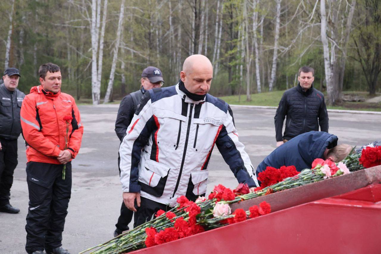 Полномочный представитель Президента России в УрФО Артем Жога впервые отправился в мотопробег по Уралу. Путешествие устроили в честь 80-летия Победы, чтобы почтить память тружеников тыла. Свой путь участники мотопробега начали в Екатеринбурге, где заехали к единственному в России памятнику разведчикам-мотоциклистам Великой Отечественной войны. Они также возложили цветы к памятникам героям Великой Отечественной войны и труженикам тыла в Екатеринбурге и Каменске-Уральском. За время путешествия они успели проехать через Богданович, Камышловский район, Ирбит, Алапаевск, Верхнюю Синячиху и Нижний Тагил. telegram-канал Артема Жоги Подписаться на «ОГ» Поддержать канал
