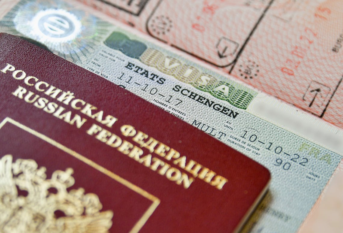 Визовый центр Болгарии в Петербурге начал прием документов без онлайн записи Визовый центр Болгарии в Санкт Петербурге начал принимать документы без предварительной записи Соответствующее уведомление появилось на сайте центра В региональных офисах визового центра есть ограничения там нельзя оплатить консульские сборы Поток заявителей на текущий момент небольшой Для получения шенгенской визы требуется стандартный набор документов авиабилеты медстраховка финансовые гарантии и бронь на проживание в гостинице Туристическую визу обычно выдают под даты поездки Фото Игорь Иванко Коммерсантъ kommersant spb