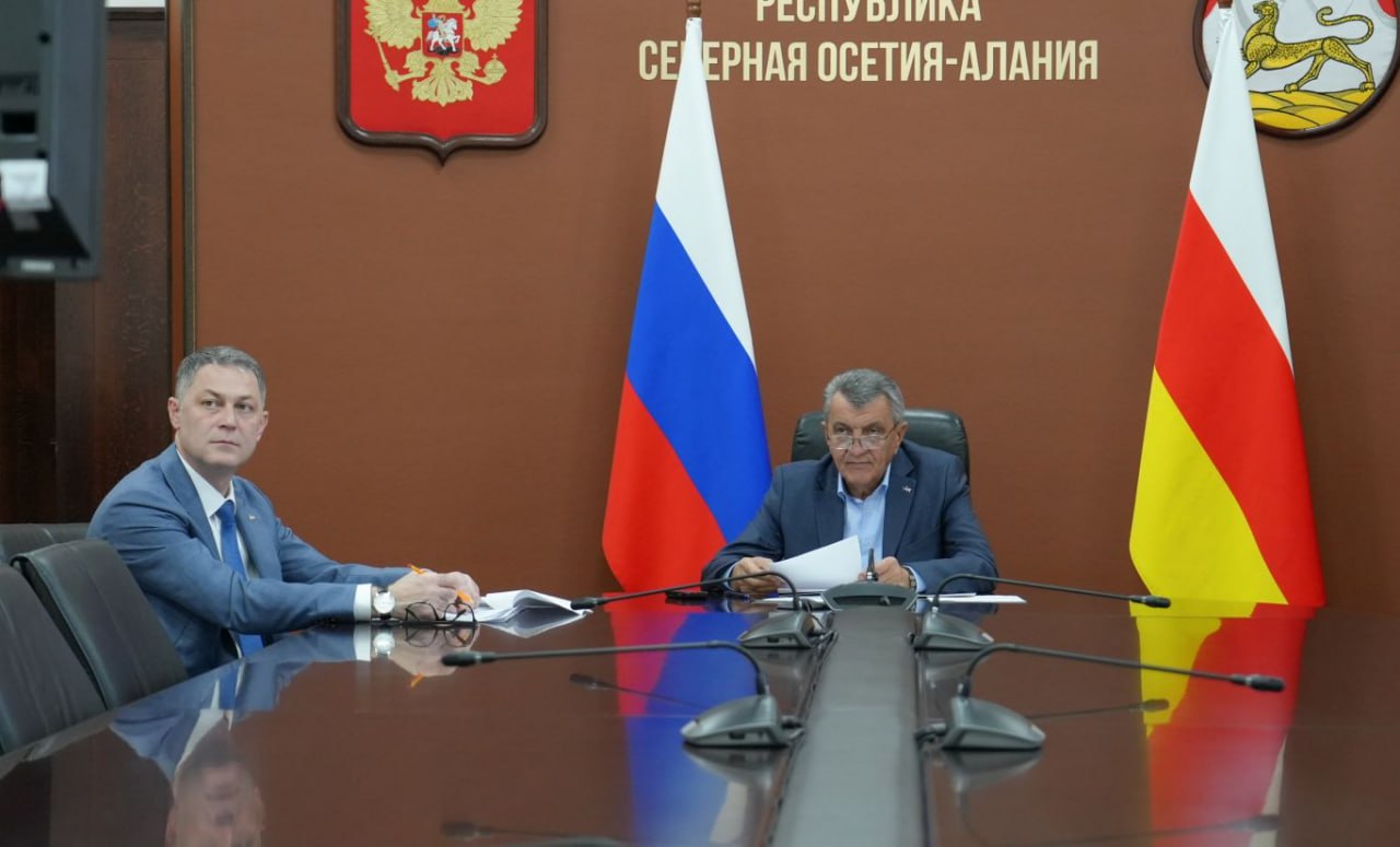 Операции по снятию наличных с карт в СКФО более чем в 1 5 раза превышают общероссийские показатели Такие данные были озвучены на стратегической сессии по снижению доли теневой экономики в СКФО которую провел заместитель председателя правительства РФ Александр Новак В режиме ВКС в ней принял участие Сергей Меняйло В рамках проекта по исключению недобросовестного поведения на рынках с 2021 года прирост зарегистрированной контрольно кассовой техники составил 39 Продолжается вовлечение объектов недвижимости незарегистрированных в ЕГРН в экономический оборот В результате скоординированной работы ведомств показатель по выявлению нелегальной занятости в 2024 году по СКФО выполнен на 112 работа продолжается подчеркнул Александр Новак Вести Алания Владикавказ