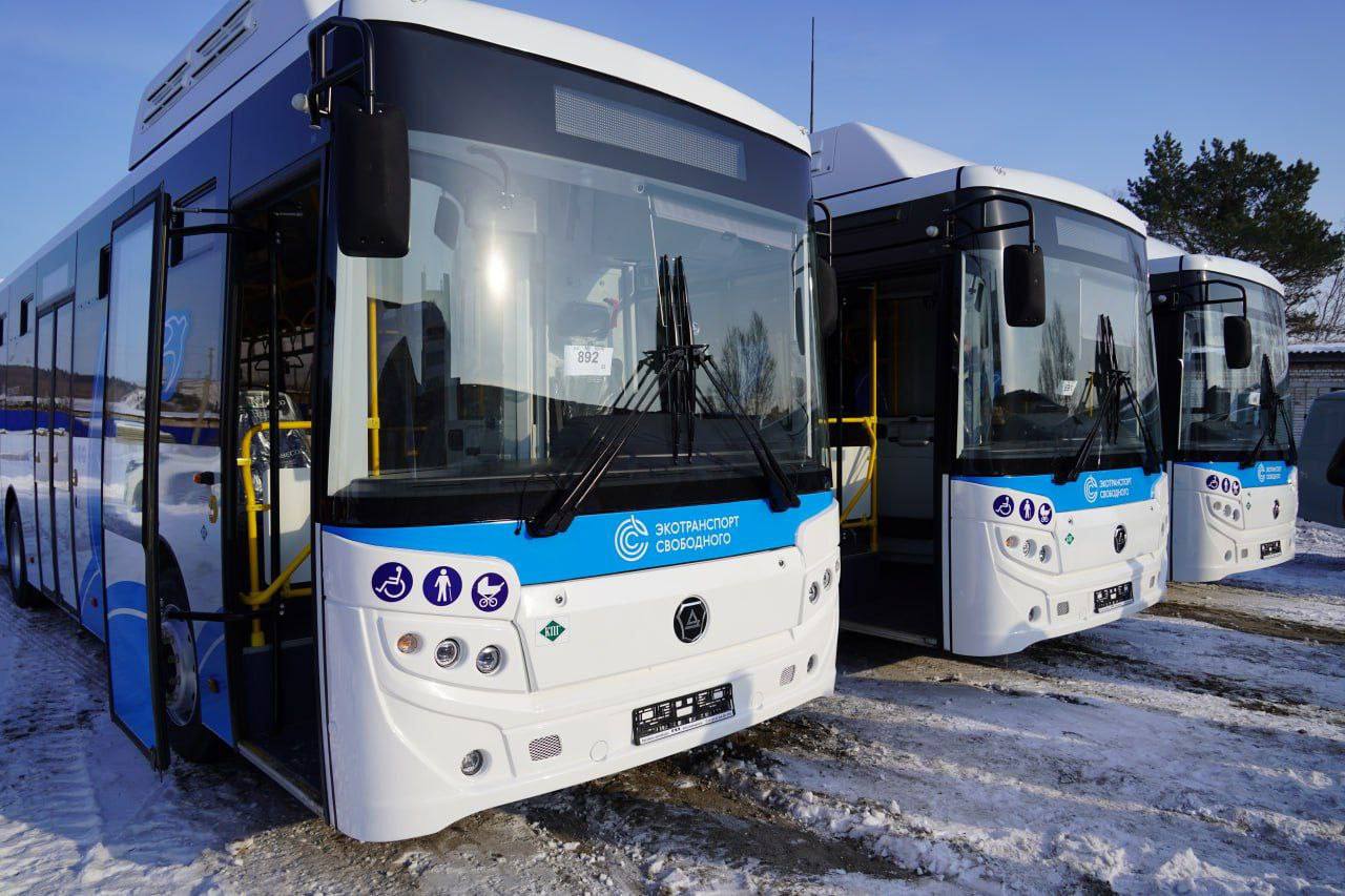 Свободный получил шесть автобусов которые работают на газе Новый транспорт выйдет на маршруты в начале 2026 года Это последняя партия транспорта которую Свободный ждал в этом году всего парк обновили на 18 едениц Кроме нового вида топлива этот транспорт отличает повышенная вместимость просторный салон может принять до 62 пассажиров В следующем году город получит еще 9 автобусов на экологически чистом газомоторном топливе и за два года автопарк общественного транспорта в городе полностью перейдет на газ Обновление автобусного парка проводится благодаря поддержке губернатора Амурской области Василия Орлова и областного минтранса ampravda