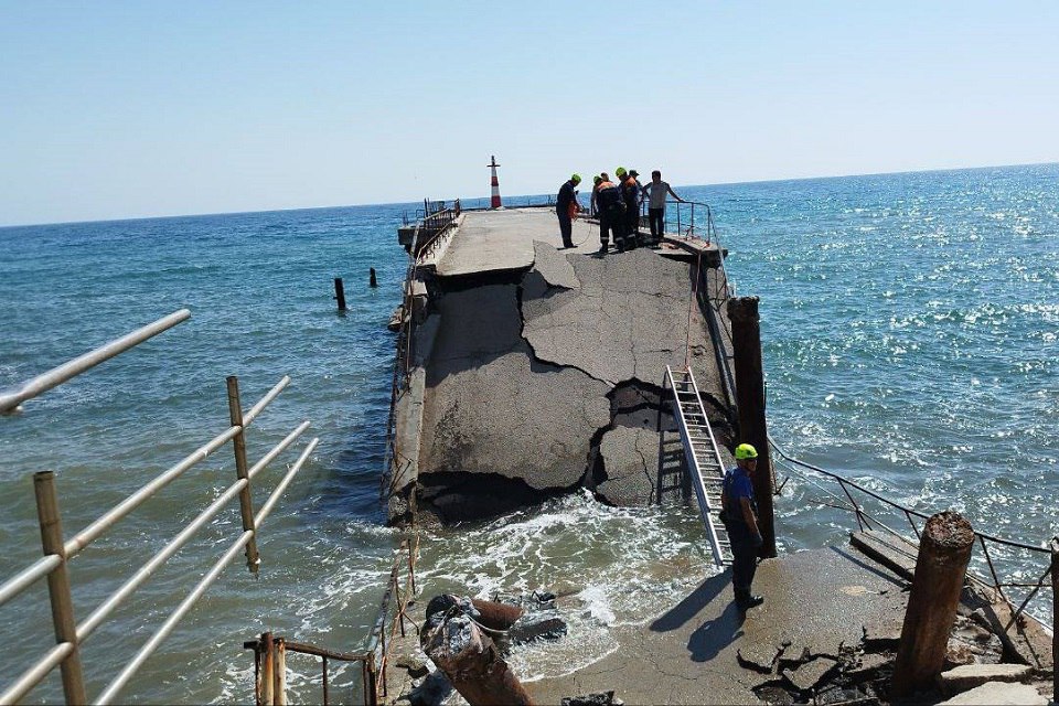 При обрушении причала в Алуште спасли четверых рыбаков Инцидент произошел на центральной набережной Там находились люди хотя объект был в аварийном состоянии Прокуратура и Следственный комитет начали проводить проверку Были спасены четверо рыбаков В результате случившегося никто не пострадал Подписывайся на truekpcrimea