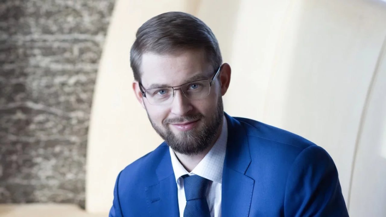 Тимур Турлов заходит в бывшую структуру внука Нурсултана Назарбаева Перед сделкой в компании полностью переформатировали совет директоров Тимур Турлов начинает процесс приобретения Транстелекома 11 декабря акционеры компании утвердили новый состав совета директоров Решение связано со стартом сделки Стороны договорились по ключевым условиям и переходят к этапу получения государственных регуляторных одобрений Так из состава исключили Дмитрия Покупателева и Андрея Марченко Вместо них вошли Каспарс Кукелис и Тимур Искаков как представители Unit Telecom Новым председателем совета директоров стал Нурлан Арынгазиев Суйениш Абдильдин возглавил правление Берик Отемурат вошёл как независимый директор Транстелеком один из крупнейших операторов связи в Казахстане Компания работает в телекоммуникациях и IT Её акционеры Unit Telecom с долей 75 и Казахстан темир жолы с 25 Ранее через Unit Telecom контроль принадлежал Нурали Алиеву и Дмитрию Покупателеву Позже Алиев объявил о выходе из числа акционеров Транстелекома Он продал долю и сложил полномочия председателя совета директоров Алиев контролировал компанию через Unit Telecom и управлял ею около десяти лет Позже структуру частично приобрела Jusan Mobile Галимжана Есенова Фото Freedom t me orda kz