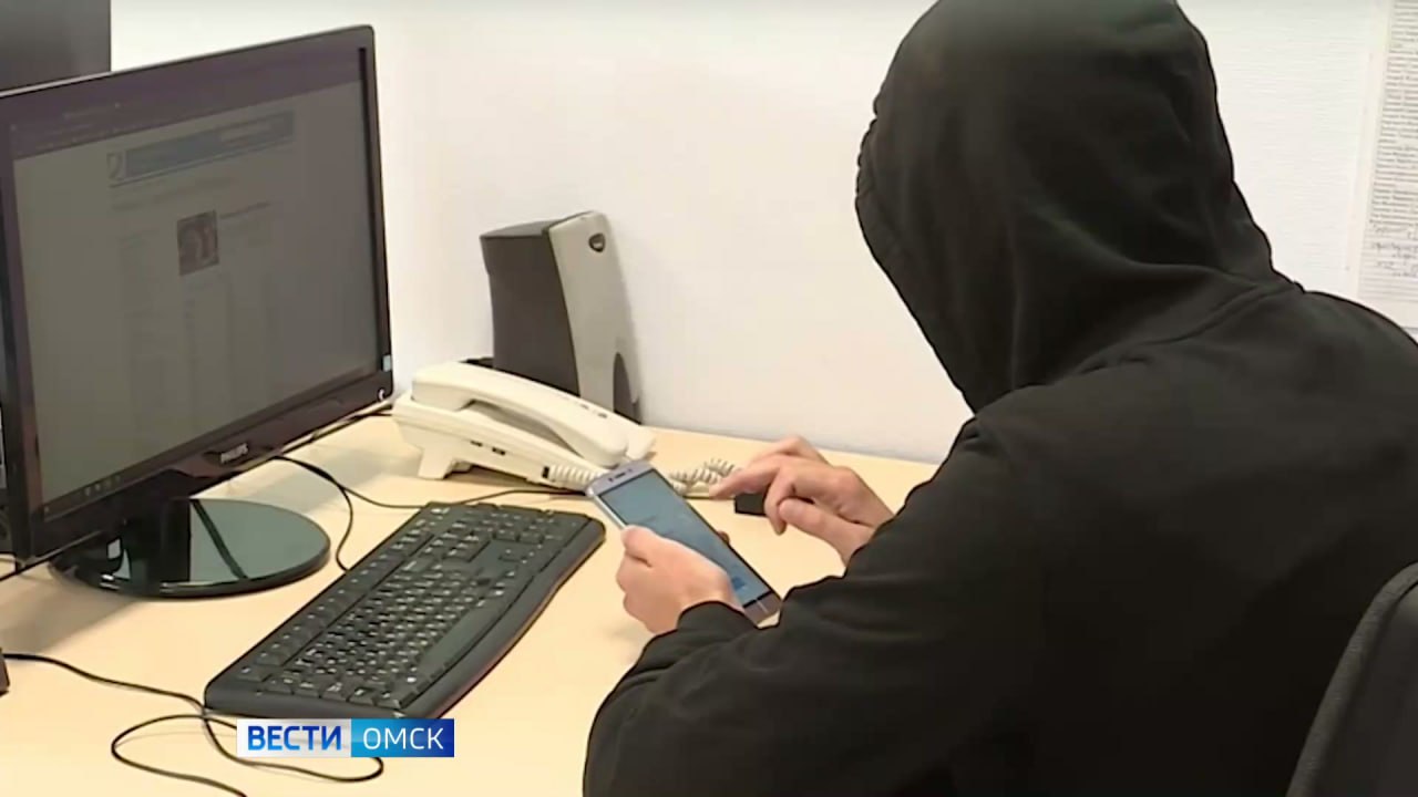 В Омске завершилось расследование уголовного дела об обмане 7 пенсионеров. 19-летний омич был участником преступной группы, которая занималась дистанционными мошенничествами. Преступники представлялись сотрудниками правоохранительных органов и по телефону говорили пенсионерам, что их деньги пытаются перевести на территорию другого государства. Пожилых людей убеждали в том, что это делается с целью финансирования терроризма. Нарушители говорили, что нужно передать деньги доверенному лицу для некой экспертизы. Омич выполнял функцию курьера и забирал наличность. Затем он переводил деньги на счета злоумышленников. Одна из пенсионерок в заподозрила обман и сохранила 180 000 рублей. Остальным шести пенсионерам нанесен материальный ущерб примерно на 1,5 млн рублей. Подписаться Написать в редакцию