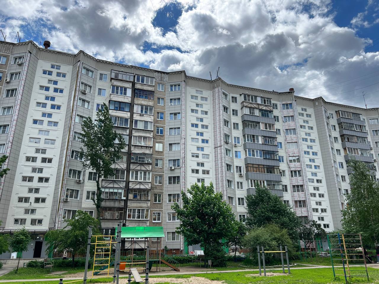 В Липецке капитально ремонтируют многоквартирные дома. Работы идут в 10-этажном доме на Доватора, 2. Подрядчик уже обновил системы водоснабжения, водоотведения, электроснабжения и теплоснабжения. Сейчас строители демонтируют старое покрытие кровли, обшивают металлокассетами балконы, торцы и пятые углы, красят стены. фото 1-3 Готовится к преображению и дом №10 на улице Гагарина. Там обновят инженерные сети, крышу, фасад и укрепят фундамент. При покраске фасада будут использовать серые, белые и желтые оттенки. фото 4 Подпишись на «Липецк №1»