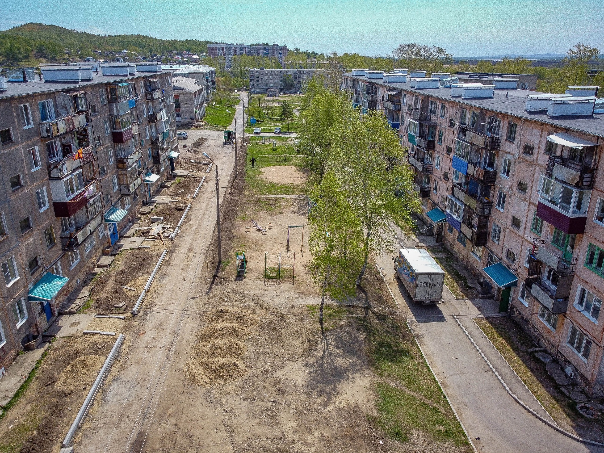 Краевым властям отправят список из 161 комсомольского двора для проведения ремонта   27 января в администрации Комсомольска-на-Амуре прошло заседание комиссии по отбору дворовых территорий, предлагаемых к благоустройству в 2025 году. Она рассмотрела поступившие в администрацию города 21 предложение от управляющих компаний и ТСЖ на 161 двор. Об этом сообщили в пресс-службе мэрии города.   Комиссия установила, что все поданные пакеты документов соответствуют требованиям, и решила включить все эти территории в список предлагаемых к ремонту дворов. Перечень дворов и пакеты документов на них скоро направят в краевое министерство ЖКХ. Количество дворов, которые отремонтируют в этом году, будет зависеть от того, сколько средств на это выделят краевые власти из регионального бюджета. Исходя уже из выделенной суммы, комиссия министерства ЖКХ определит конкретный перечень дворов.   Ранее в правительстве края сообщали, что в этом году на дворы в регионе выделят порядка 145 миллионов рублей, которых хватит на ремонт только 21 дворовой территории. И это значительно меньше, чем в прежние годы, — даже в сравнении с отдельно взятым Комсомольском-на-Амуре: в 2020 году в городе починили 50 дворов на 125 млн рублей; в 2021 году — 78 дворов на 346 млн рублей; в 2022 году — 60 дворов на 424 млн рублей; в 2023 году — 26 дворов на сумму более 184 млн рублей; в 2024 году — 37 дворов на сумму более 295 млн рублей  в том году городу изначально выделяли средств только на четыре двора, однако позднее в рамках предвыборных жестов город дофинансировали дополнительно .