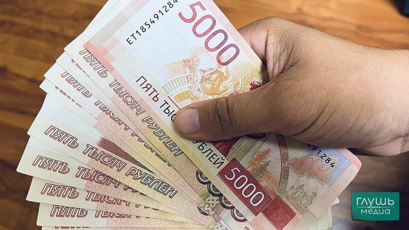 В Саратовской области контрактникам подняли выплаты в первый месяц они смогут получить до 3 7 миллиона рублей В Саратовской области подняли размер региональной единовременной выплаты гражданам которые заключили контракт для службы в зоне СВО Об этом сегодня 25 августа сообщили в министерстве информации и массовых коммуникаций области Ранее региональная выплата составляла 700 тысяч рублей теперь она вырастет до 2 2 миллиона рублей Кроме того до 400 тысяч рублей в области увеличили размер муниципальных выплат С учетом увеличенных региональной и муниципальной выплат заключившие контракт смогут получить уже в первый месяц службы до 3 7 миллиона рублей при этом их годовой доход может достигать 6 5 миллиона рублей Помимо этого для военнослужащих предусмотрены выплаты министерства обороны за награды и звания а также за захват и уничтожение техники противника пишет министерство Чиновники напомнили что заключившим контракт прощают до 10 миллионов рублей просроченных долгов по кредитам В регионе также действуют выплаты за содействие в привлечение в ряды вооруженных сил Их размер может достигать 400 тысяч рублей Заходите на наш сайт это очень помогает редакции   glush media news view id 2959