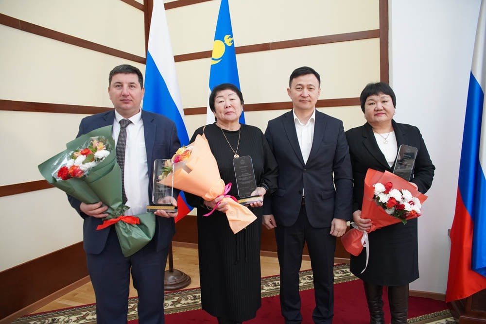 Победителей республиканского конкурса на звание «Лучший глава городского, сельского поселения», реализовавших значимые общественные и социально экономические проекты, наградили в Бурятии.  Дипломом 1, 2 и 3 степени соответственно и денежными премиями награждены: глава с. Кабанск Кабанского района Любовь Николаева, глава с. Зырянск Прибайкальского района Владимир Погорельский и глава с. Большой Луг Кяхтинского района Людмила Тарова.