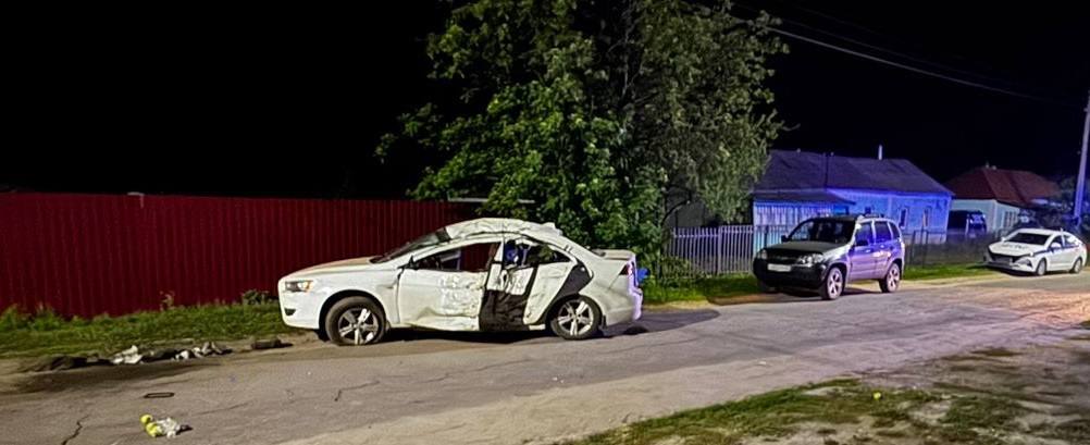Сводка ДТП За прошедшие праздничные и выходные дни на дорогах Рязанской области зарегистрировано 11 дорожно-транспортных происшествий, в результате которых 2 человека погибли и 17 человек получили травмы различной степени тяжести. 9 мая, примерно в 2:00, в Сараевском районе, на 3-ем километре автодороги обхода рабочего поселка Сараи, по предварительной информации, 27-летний местный житель, управляя автомобилем «Ваф», не справился с рулевым управлением и совершил съезд в кювет с последующим опрокидыванием. В результате происшествия 18-летний пассажир от полученных травм скончался на месте ДТП. Также водитель и его пассажиры в возрасте 20-ти и 18-ти лет получили травмы различной степени тяжести. Пострадавшим оказана медицинская помощь. По факту ДТП проводится проверка Обстоятельства происшествия устанавливаются.