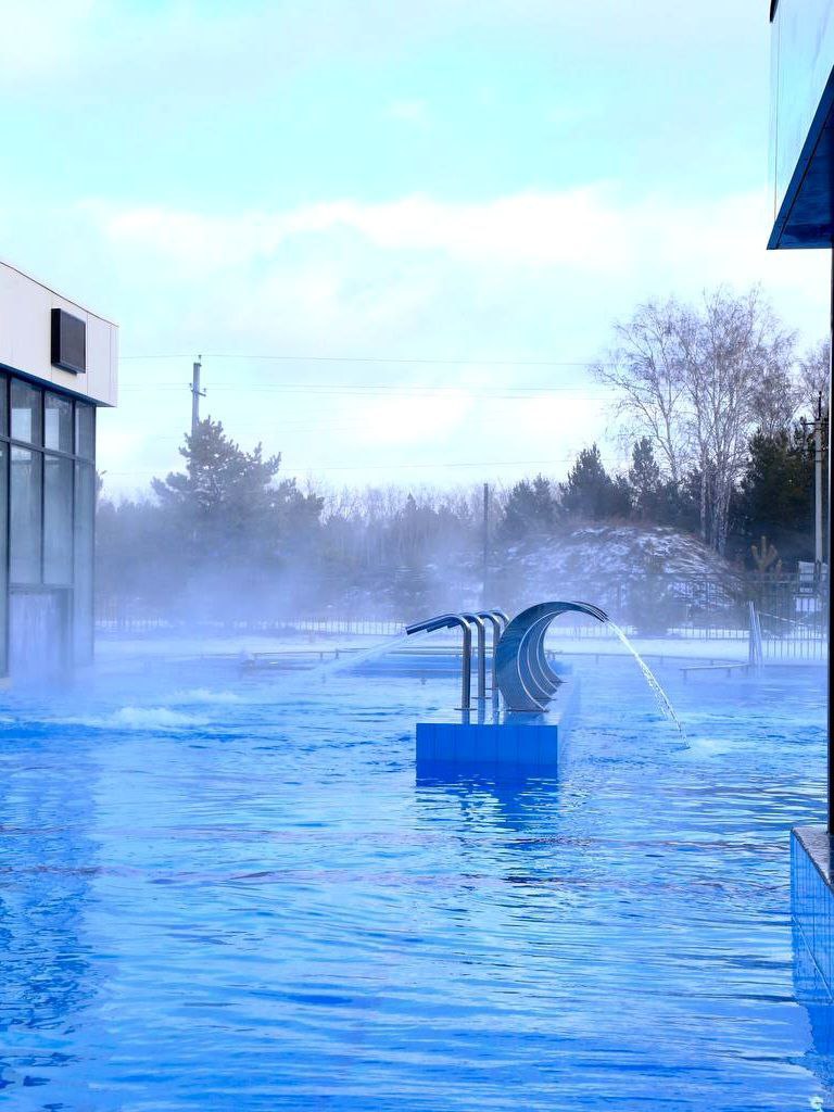 Большой термальный комплекс открылся под Омском И здесь уже можно гдеотметитьНГ Он расположен на территории загородного отеля Сказка в Чернолучье Это круглогодичный выплывной бассейн с температурой воды 35 38 С и глубиной 1 4 метра Кроме термальной воды внутри бассейна разместили гидроводоворот для мягкого массажа массажные лежаки с точечными струями водопады для массажа плеч и спины и пушки гидромассажа Также на территории есть крытый бассейн с аквапарком лежаки для отдыха бассейн для малышей зона СПА а скоро откроется банный комплекс Отдохнуть в новом термальном бассейне можно без проживания приехав на дневной отдых Для проживающих включено 3 часа пребывания в день На новогодние праздники и каникулы еще есть свободные места мы узнавали Бронирование 8 3812 21 80 68 или на сайте Омская область дп Чернолучинский ул Курортная 1а Фото omsk putevoditel путеводительпообласти