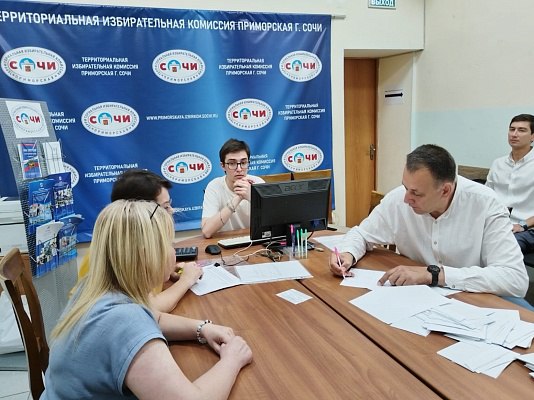 В Сочи с 16 августа начнётся предвыборная агитация в СМИ    На курорте продолжается подготовка к проведению выборов губернатора Краснодарского края и депутатов Городского Собрания Сочи. Голосование состоится в течение трех дней подряд 12, 13 и 14 сентября.  Сейчас зарегистрированные кандидаты проводят встречи с избирателями, распространяют агитационные листовки и используют интернет-ресурсы. С 16 августа начинается агитация в СМИ. Агитационный период завершится 12 сентября в 00.00.