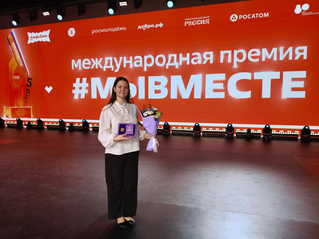 Сегодня в национальном центре Россия в рамках Международного форума гражданского участия МыВместе 2025 прошла торжественная церемония награждения Мякшева Глория была удостоена почетного нагрудного знака Доброволец России Знак ей вручила Татьяна Голикова заместитель председателя Правительства Российской Федерации Нагрудный знак Доброволец России награда для волонтеров за значительный личный вклад в развитие добровольческого движения Это символ признания и уважения людям которые отдают свой самый ценный ресурс время Поздравляем Глорию и гордимся ей