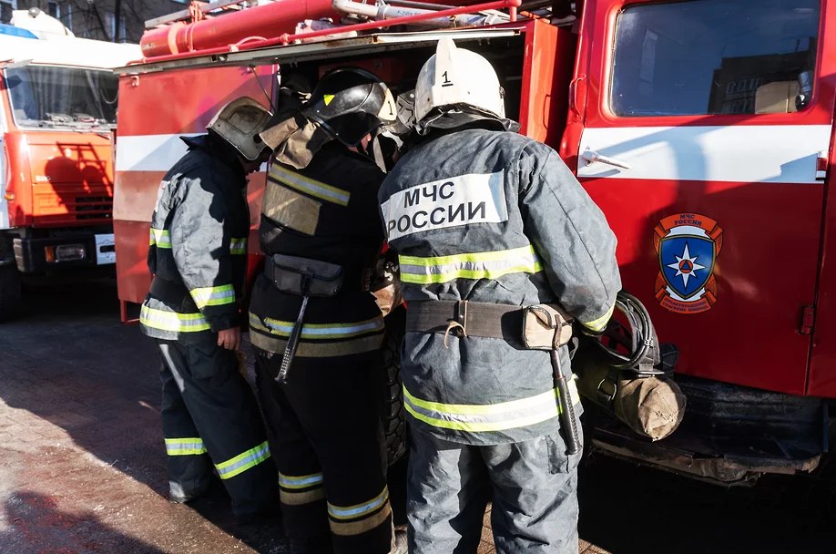 На Кубани объявили штормовое предупреждение на 8 и 9 июня Штормовое предупреждение о высокой пожароопасности на территории Краснодарского края объявили до конца воскресенья 8 июня и в течение понедельника 9 июня. Об этом сообщила пресс-служба ГУ МЧС России по Краснодарскому краю. Высокая пожароопасность ВПО 4 класса НЯ ожидается местами в северо-западных, северо-восточных, юго-западных и центральных районах Краснодарского края, исключая столицу Кубани. Жителям и гостям Краснодарского края напоминают, что во время засухи возрастает вероятность пожаров.