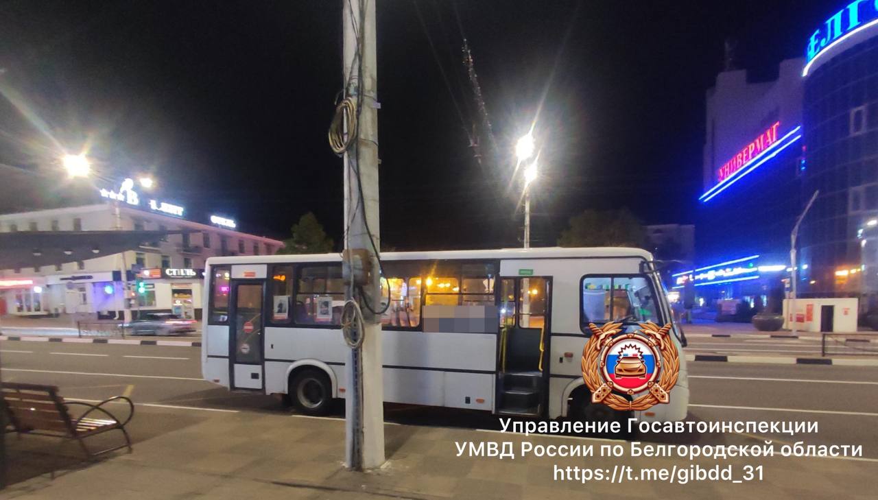 Две пассажирки автобуса пострадали из-за того, что водитель резко затормозил В центре Белгорода, на улице Попова, во время резкого торможения автобуса пострадали две женщины — 17-летняя девушка и 64-летняя пассажирка. Инцидент произошел накануне днем. За рулем "ПАЗа" находился 51-летний водитель, маршрут — предположительно №33. Подписывайся на "Голос Белгорода"