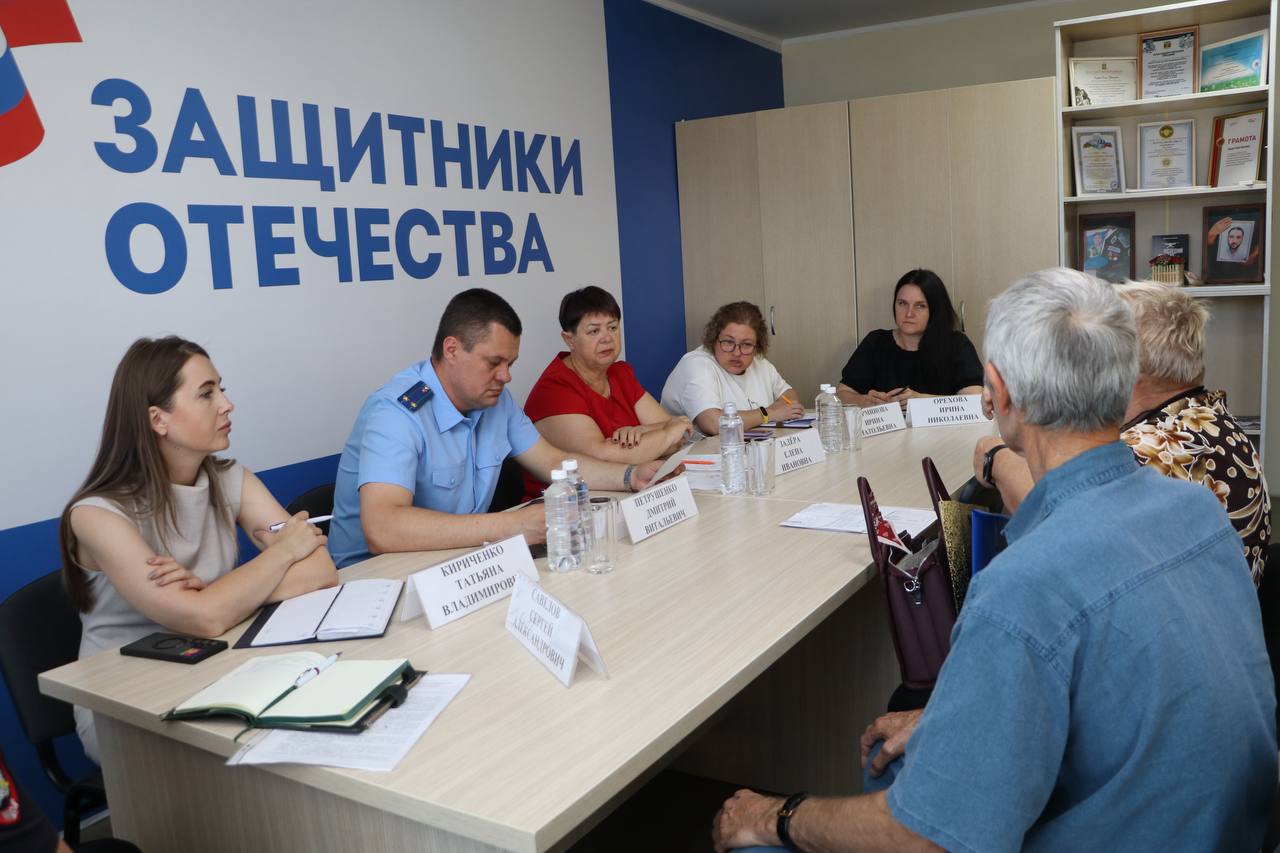 Прокуратурой Тбилисского района проведен прием членов семей военнослужащих  Прокурором Тбилисского района совместно с социальным координатором фонда «Защитники Отечества», главой администрации муниципального образования Тбилисский район, врио начальника ОМВД России по Тбилисскому району, руководством ГКУ КК «Управление социальной защиты населения в Тбилисском районе» проведен личный прием членов семей участников специальной военной операции.  В ходе приема рассмотрены проблемные вопросы получения льгот, выплат и компенсаций, положенных для данной категории граждан, об оказании семьям военнослужащих помощи в бытовых вопросах и др.  По поступившим вопросам районной прокуратурой и иными органами даны разъяснения действующего законодательства, приняты обращения.  Соблюдение прав участников специальной военной операции и членов их семей находится на постоянном контроле прокуратуры района.
