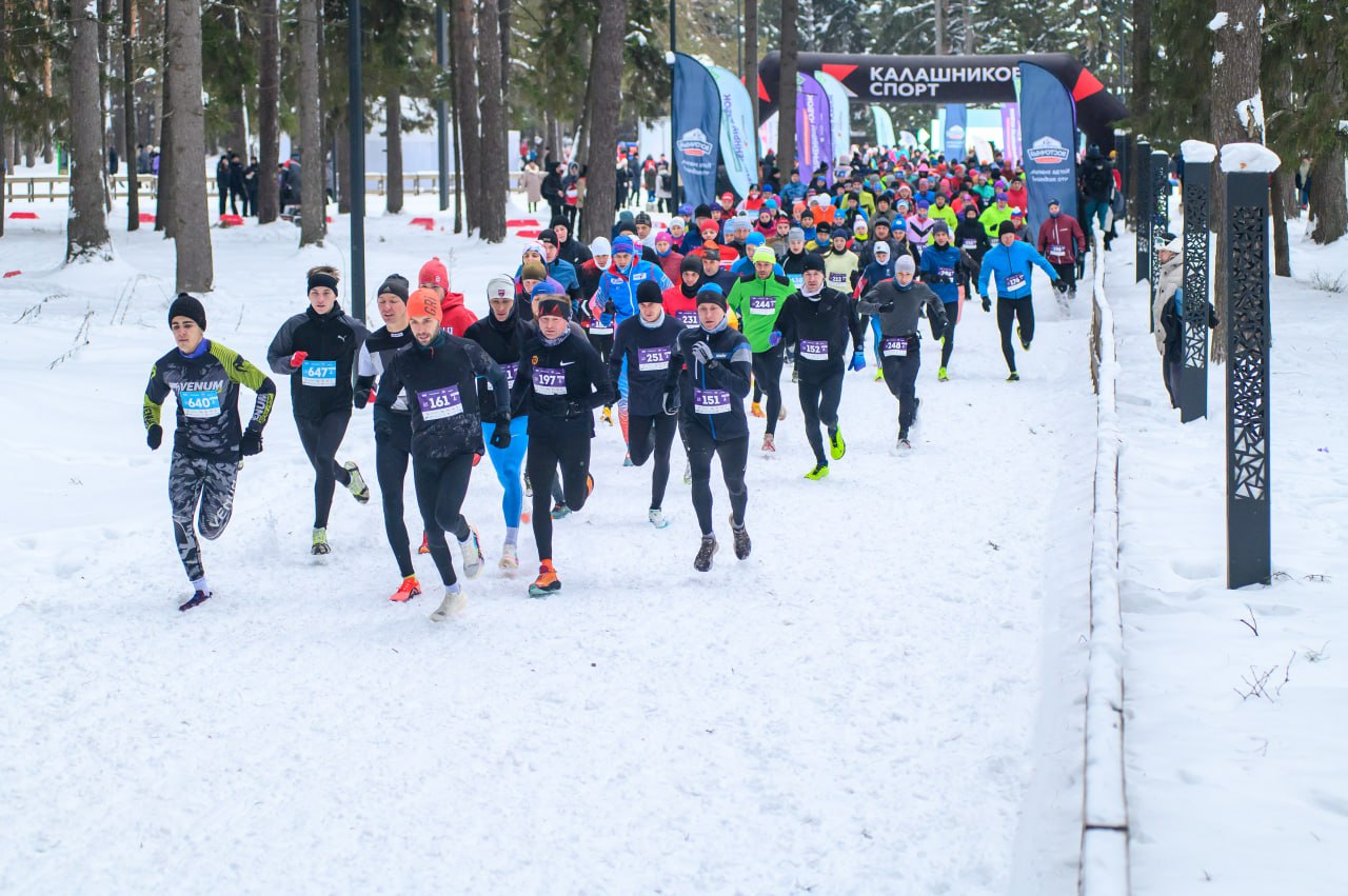 Более 400 участников стартовали на втором этапе Пельменного кубка в Воткинске Более четырехсот человек в новогодние каникулы вышли на спортивную трассу В общественном пространстве Сила леса в Воткинске прошел второй этап многодневного Пельменного кубка ставшего в Удмуртии популярной зимней традицией Об этом сообщает пресс служба Главы и Правительства республики На старт вышли 450 любителей бега из десяти регионов России многие целыми семьями Первым стартовал массовый забег на 400 метров для всех возрастов На финише каждого ждал необычный сладкий приз конфета в форме пельменя За два дня соревнований в Сарапуле и Воткинске участники в сумме преодолели 3642 6 км и съели 135 кг пельменей Подписаться на нас Telegram MAX
