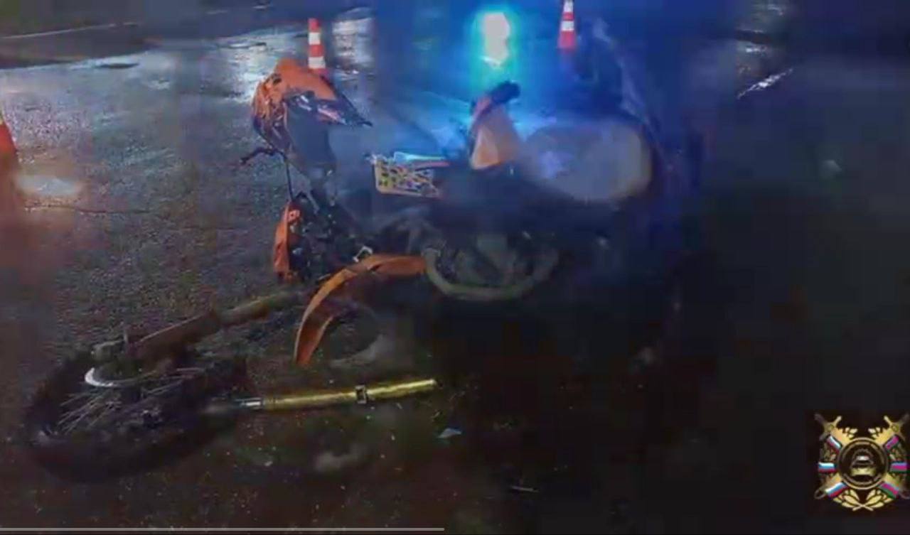 На Кубани 15 летний подросток на питбайке попал под колеса автомобиля На нерегулируемом перекрестке его сбил 48 летний житель за рублем Hyundai Solaris По информации Госавтоинспекции Каневского района авария произошла из за того что автомобилист не уступил питбайкеру дорогу При этом инспекторы ГАИ подчеркнули что по дорогам общего пользования на питбайке ездить нельзя так как он считается спортивным инвентарем Подростка с места аварии увезли в Каневскую ЦРБ Там ему оказали разовую медицинскую помощ и отпустили домой Югополис Прислать фото или видео